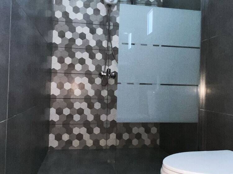 Nissi Avenue Suites