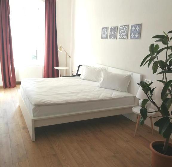 پانسیون Jules Home