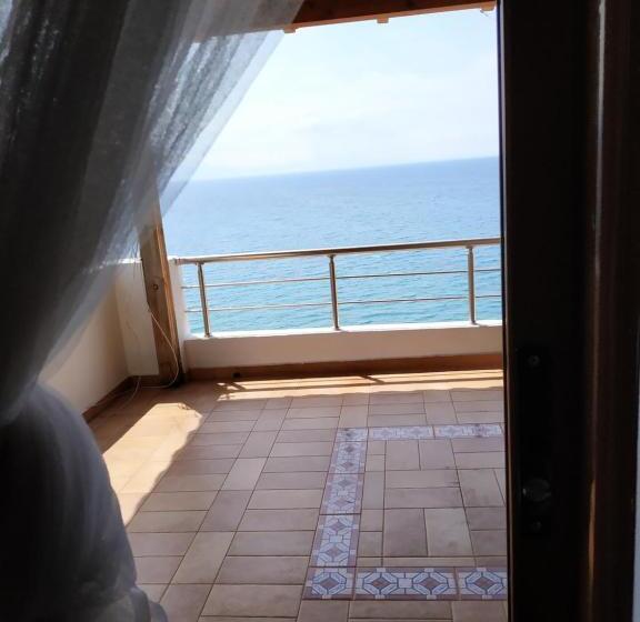 پانسیون Q Bay Apartments