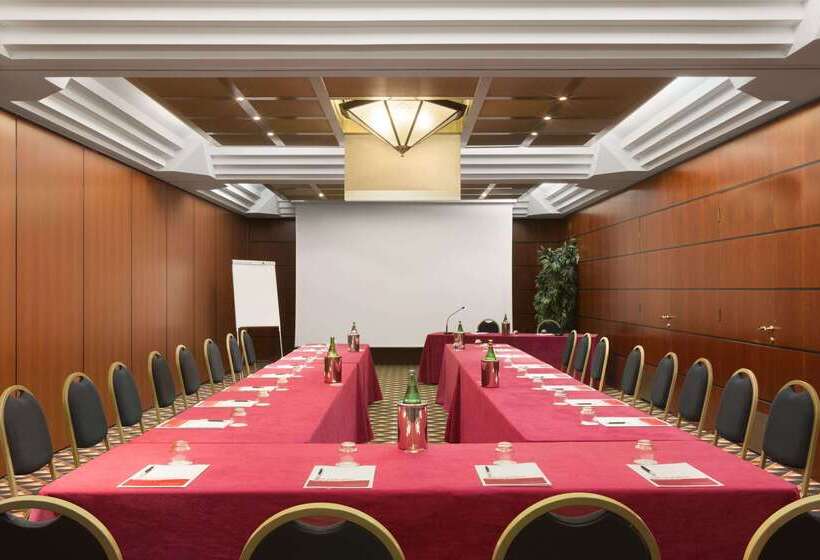 هتل Ramada By Wyndham Naples