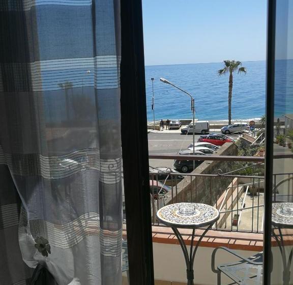 تختخواب و صبحانه La Finestra Sul Mare