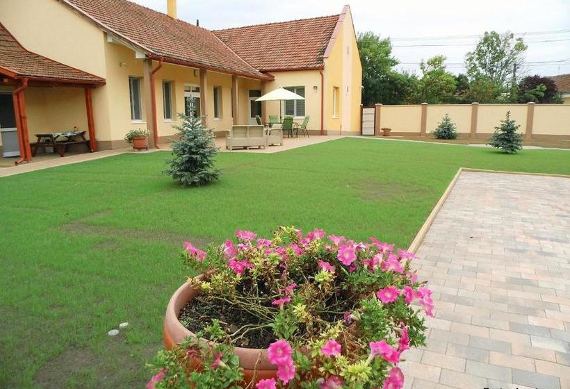 Пансион Eszter Apartman
