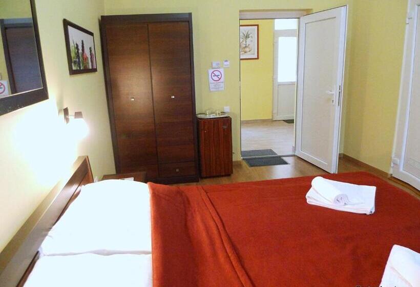 Пансион Eszter Apartman