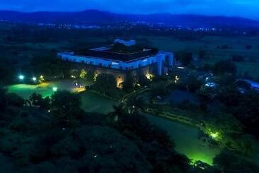 استراحتگاه Fort Jadhavgadh  A Gadh Heritage