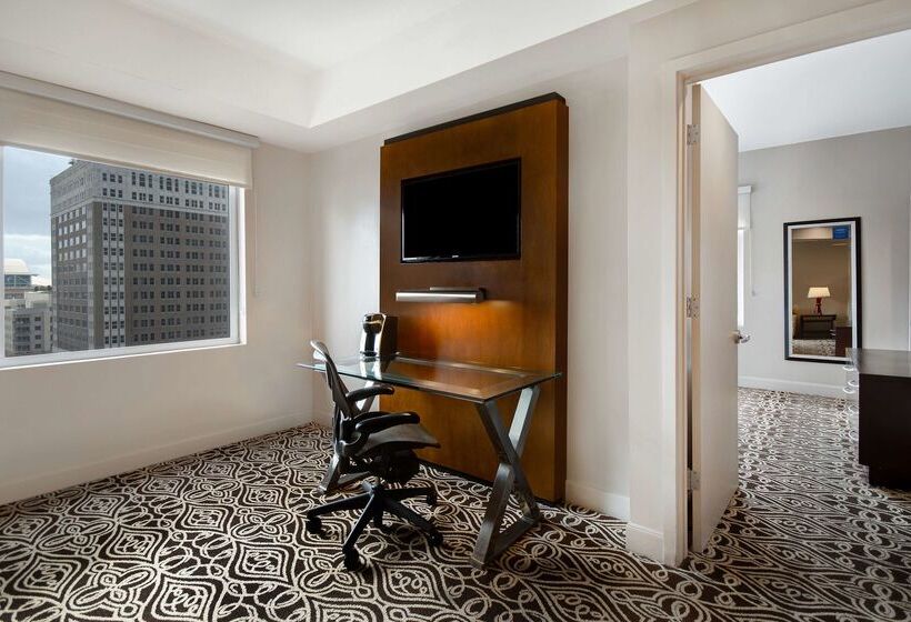 هتل The Sam Houston  Curio Collection By Hilton
