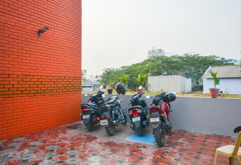 ホテル Oyo 72466  Charvi Inn
