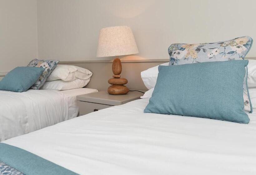 بنسيون Whispering Pines