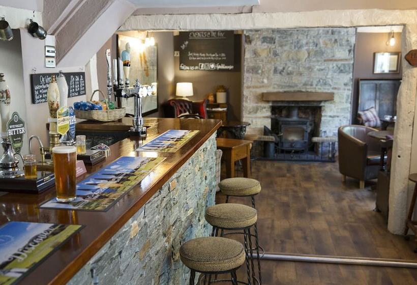 مسافرخانه Fox & Hounds