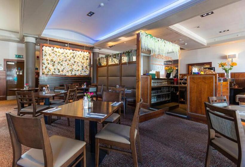 הוסטל Fletcher's Restaurant Bar & Rooms