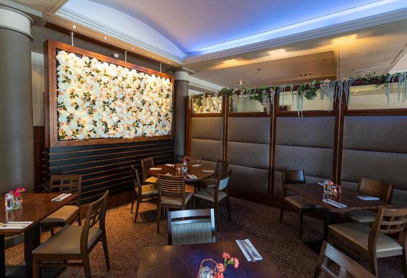 הוסטל Fletcher's Restaurant Bar & Rooms