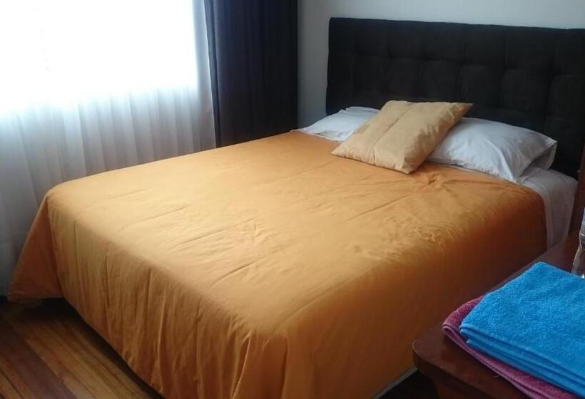 پانسیون The Quito Guest House With Yellow Balconies For Travellers