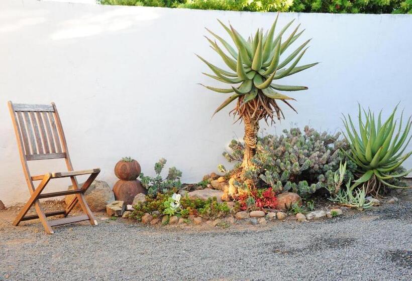 פנסיון Die Tuishuise & Victoria Manor