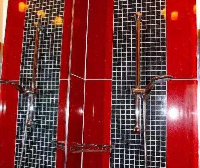 هتل Crompton Guest House