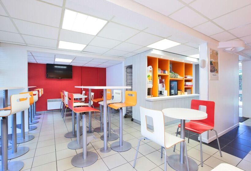 Отель Premiere Classe Coulommiers Mouroux