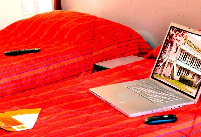 Отель Premiere Classe Coulommiers Mouroux