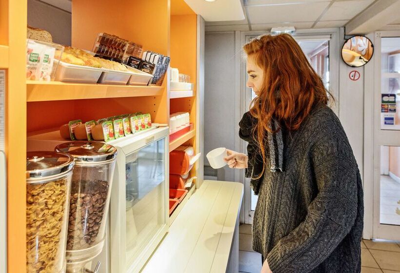 Отель Premiere Classe Orange