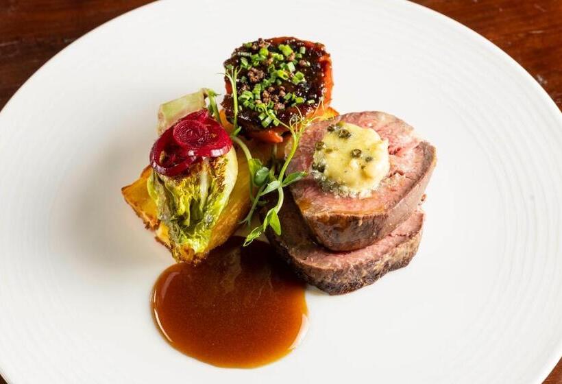 هتل The Lake Isle Restaurant With Rooms