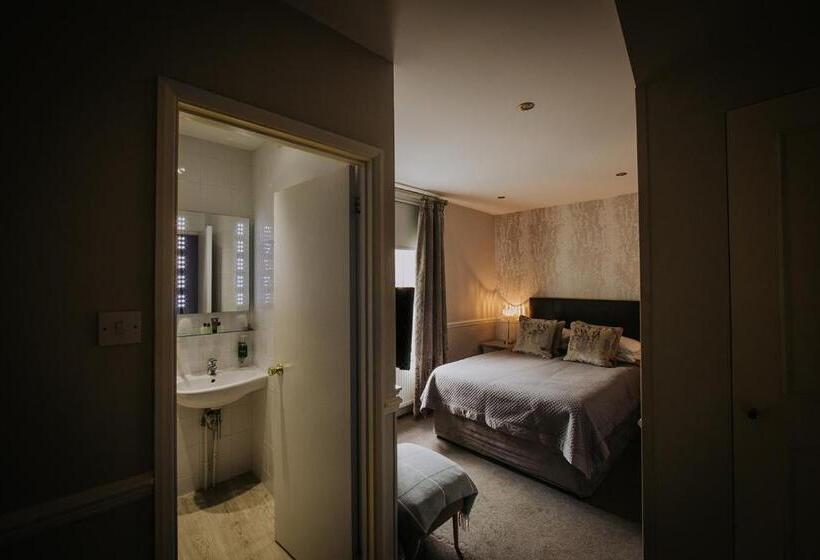 هتل The Lake Isle Restaurant With Rooms