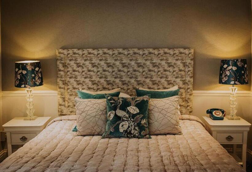 هتل The Lake Isle Restaurant With Rooms