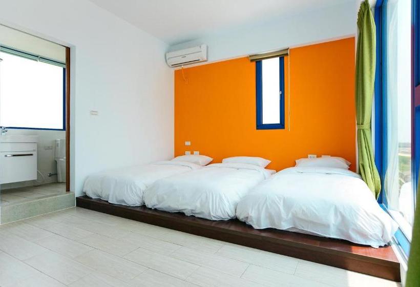 تختخواب و صبحانه Travel Light House