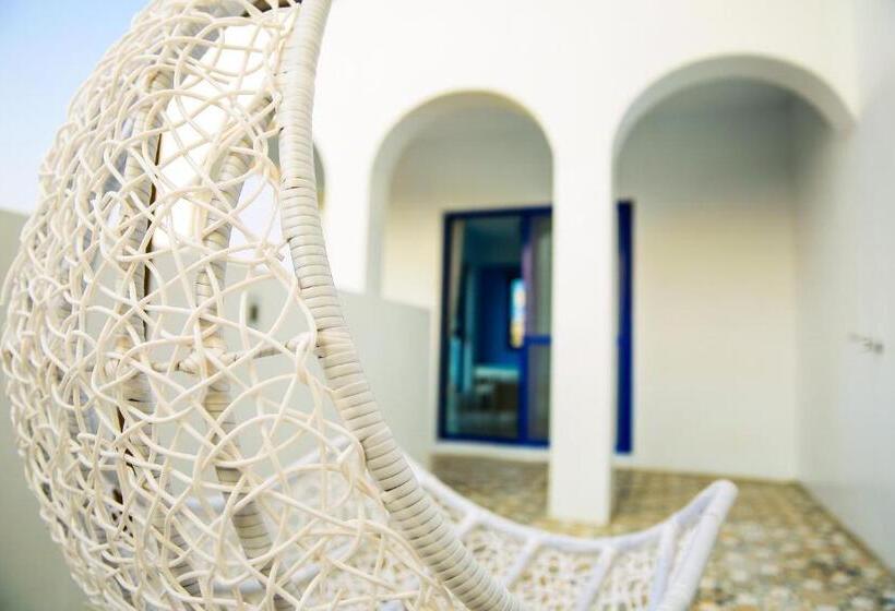 تختخواب و صبحانه Travel Light House