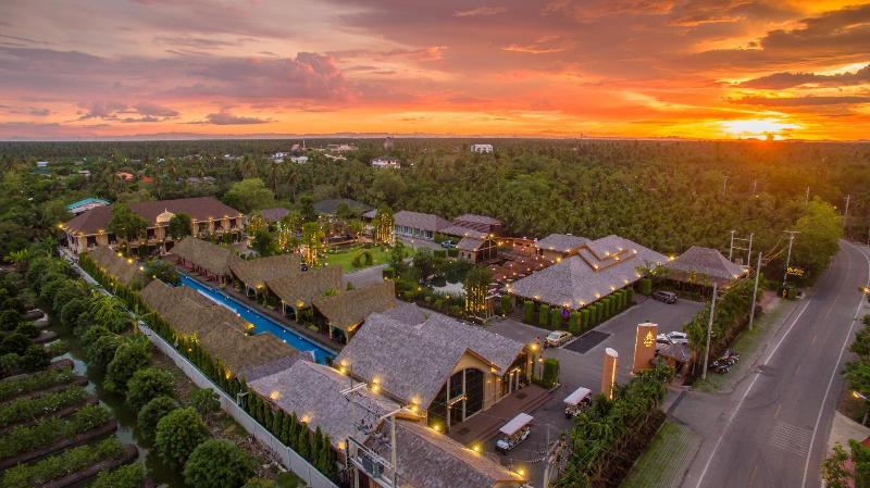Khum Damnoen Resort