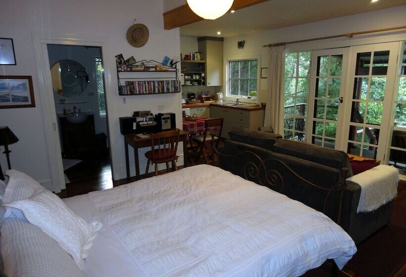 Stone's Throw Cottage Bed And Breakfast