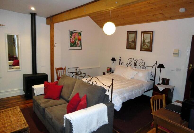 Stone's Throw Cottage Bed And Breakfast