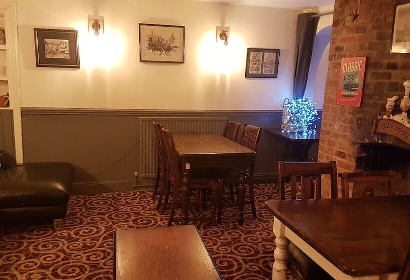 פונדק The Antelope At Upavon