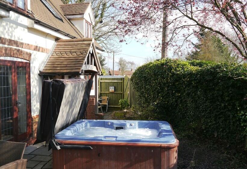 Measure Cottage   Sleeps Up To 5   Henley In Arden   Hot Tub