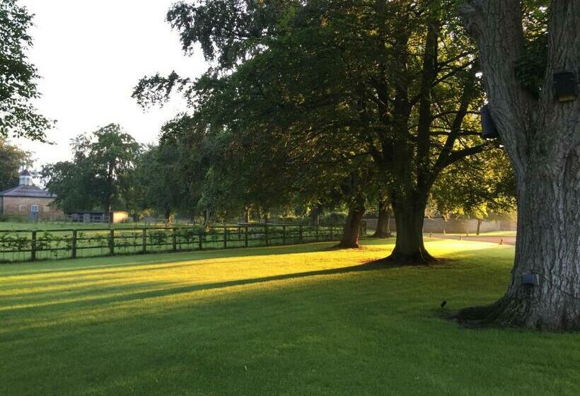 تختخواب و صبحانه Chippenham Park Garden Rooms
