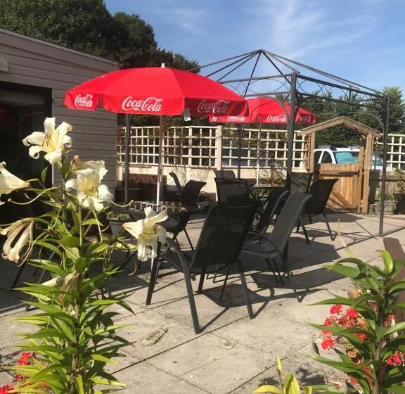مبيت وإفطار The Penruddocke Arms