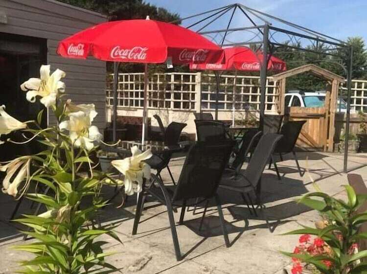 مبيت وإفطار The Penruddocke Arms