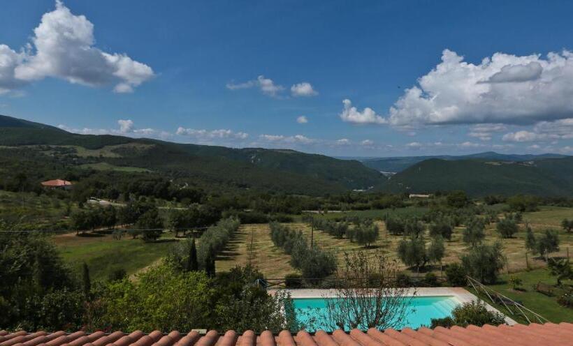 Отель Agriturismo Podere Acqualoreto