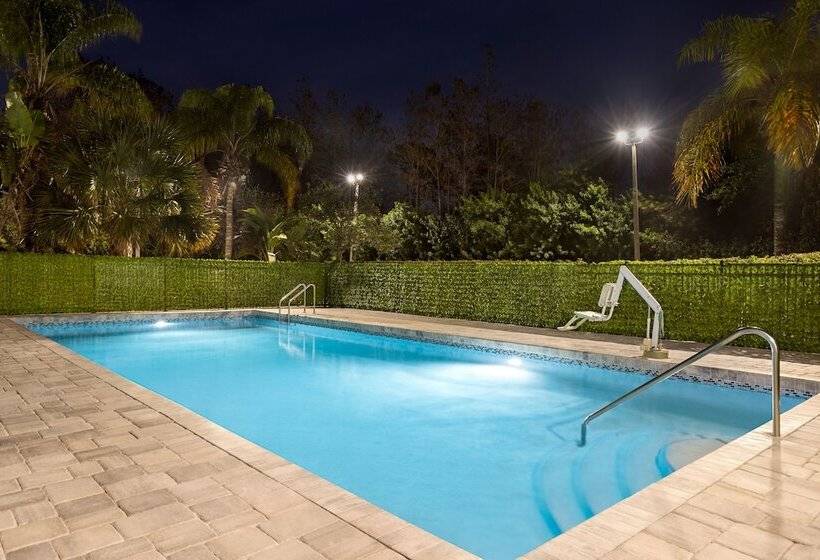 هتل Spark By Hilton Orlando Universal Blvd