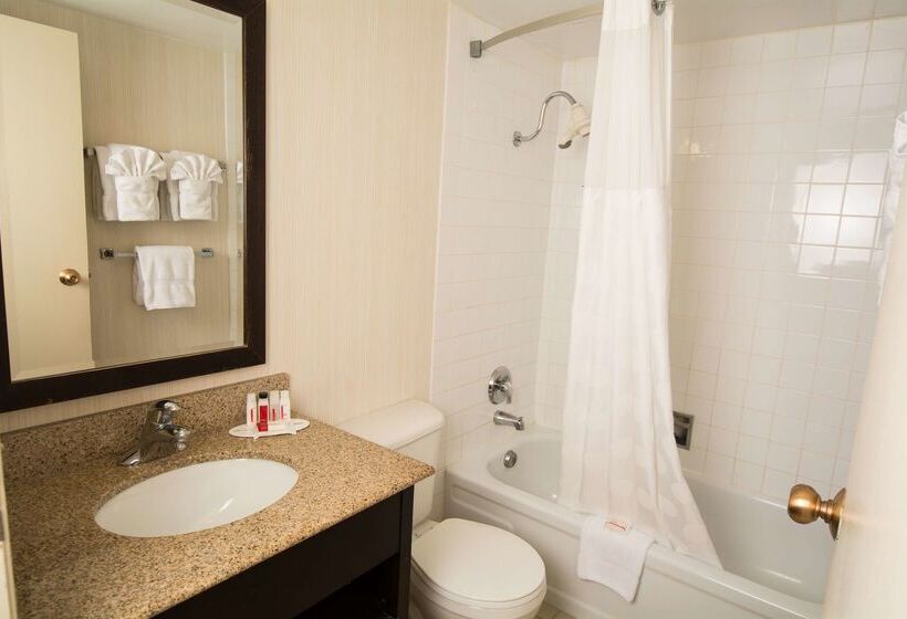 هتل Edmonton Inn And Conference Centre