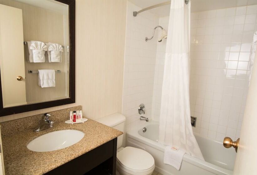 هتل Edmonton Inn And Conference Centre