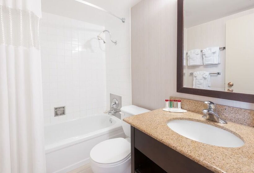 هتل Edmonton Inn And Conference Centre