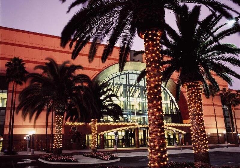 هتل Embassy Suites By Hilton Anaheim South