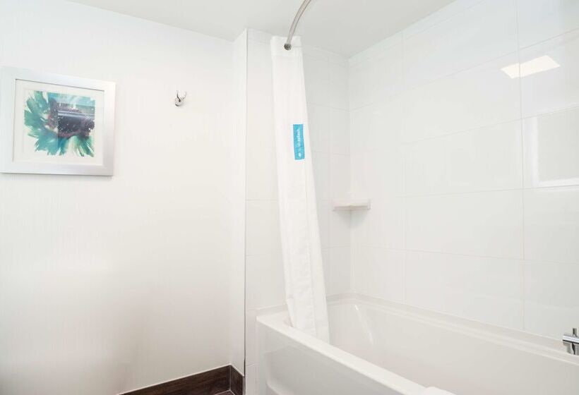 هتل Hampton Inn And Suites By Hilton, Downtown Vancouver