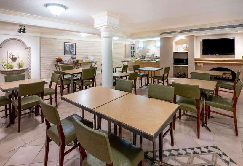 בית מלון כפרי La Quinta East Deerfield Beach   Boca Raton