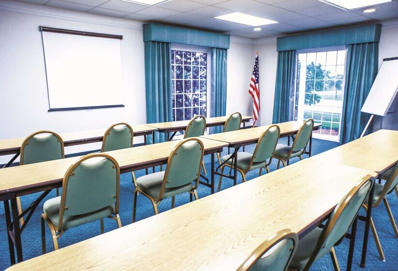 هتل La Quinta Inn By Wyndham Moline Airport