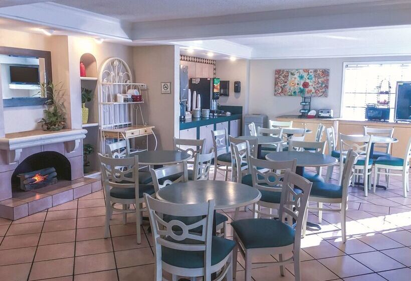 هتل La Quinta Inn By Wyndham Moline Airport