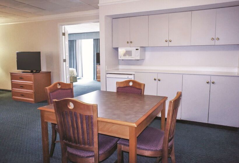 هتل La Quinta Inn By Wyndham Moline Airport