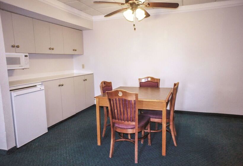هتل La Quinta Inn By Wyndham Moline Airport