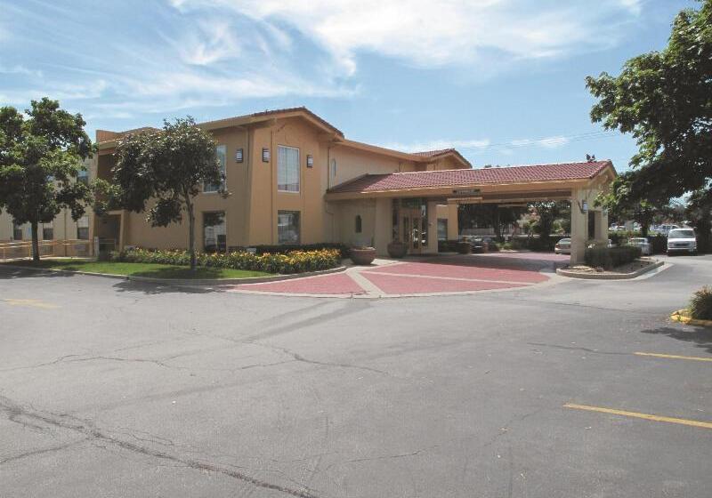 هتل La Quinta Inn By Wyndham Moline Airport