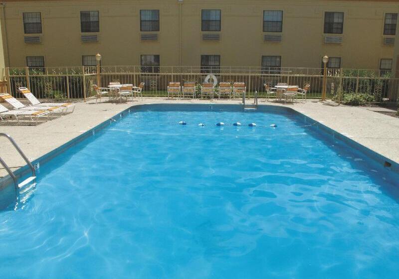 هتل La Quinta Inn By Wyndham Moline Airport