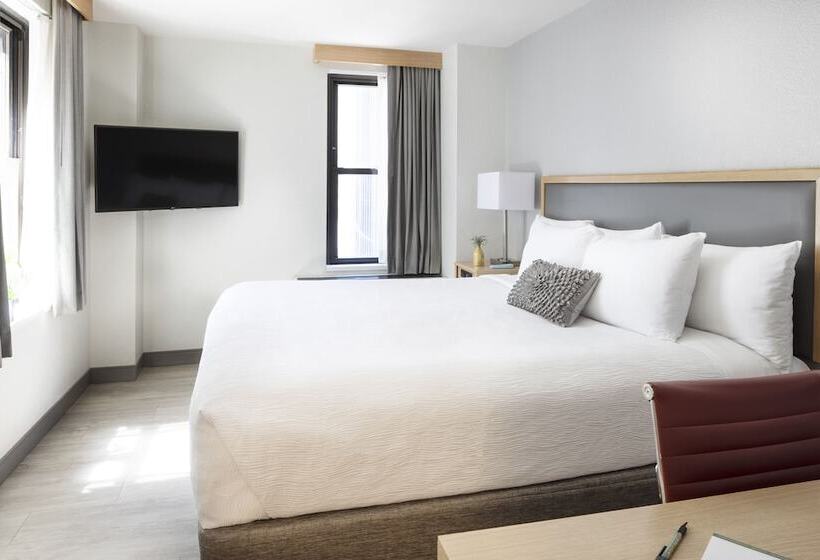 هتل Saint Clair Magnificent Mile