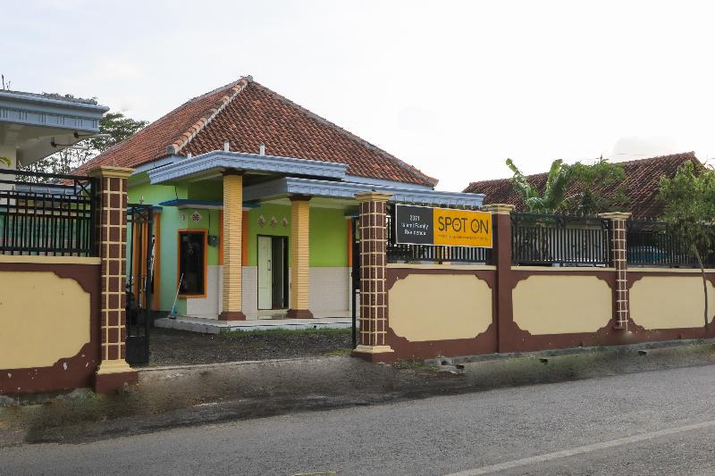 هاستل Spot On 2371 Islami Family Residence