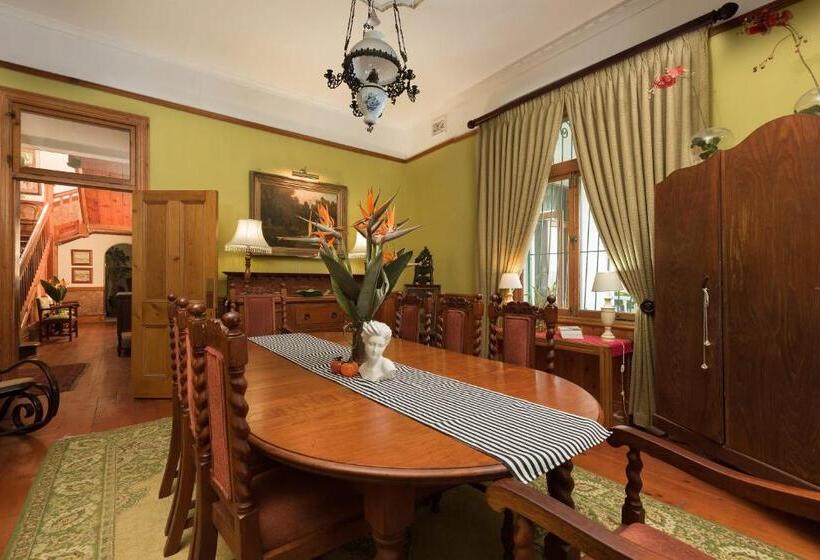 Bed and Breakfast Royston Hall Historical Guesthouse